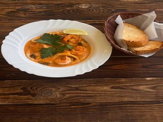 Пікантні морепродукти у соусі том-ям