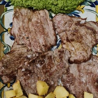 Presa de cerdo ibérica asada  con patatas fritas y mojo verde