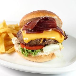 Hamburguesa iberica y patatas fritas