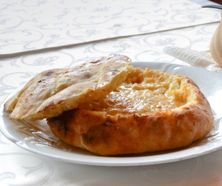 Lepinja sa kajmakom i šunkom