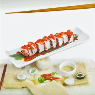 123  Uramaki sake spicy con sopra salmone