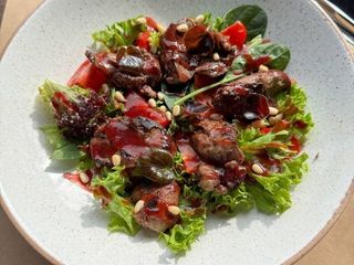 Салат з печінкою та ягідним соусом (250 g)