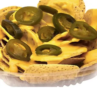 Nachos con queso y jalapeños