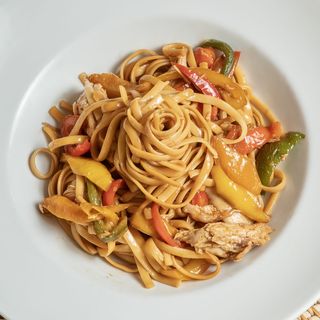 Tallarines Con Pollo y Verdura (350 G.)