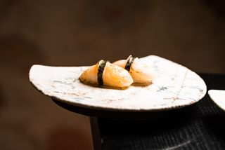 SUSHI DE VIEIRAS FLAMBEADAS
