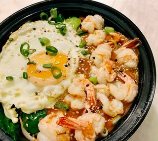 芝麻盖面Cazuela de tallarines con huevo frito, salsa de cacahuete y sésamo 