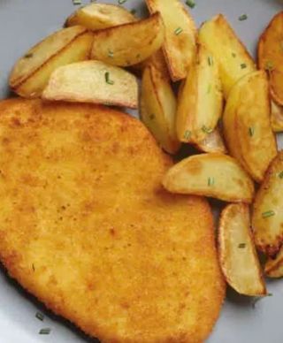 piatto cotoletta di pollo con patate rustiche 