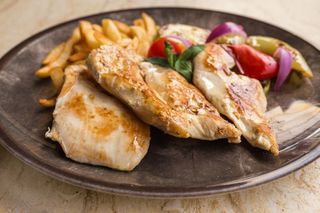 Grilovana piletina sa povrćem i pomfritom 300 gr