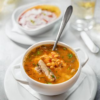 Ciorba de fasole cu afumătură si salata de ceapa roșie