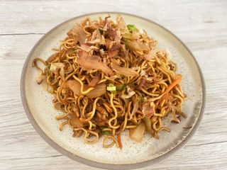 32·Yakisoba de pollo