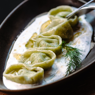 პელმენები ისპანახითა და ყველით იოგურტ-ნივრის სოუსში/Dumplings with spinach and cheese in yogurt-garlic sauce