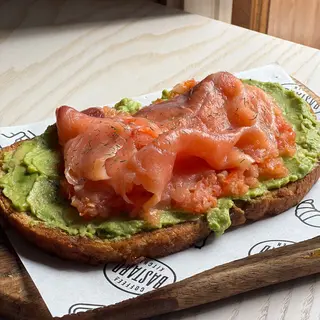 Tosta de salmón ahumado, tomate y aguacate.