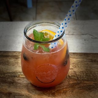 Lemoniada z czerwonych owoców 