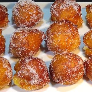 Buñuelos de crema con azúcar y canela. (5 und.)