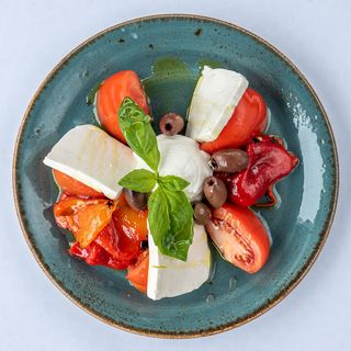 Салата розов домат, печена чушка и крокмач (350г)