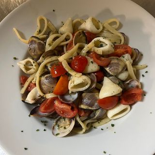 Scialatielli vongole, calamari e pachino