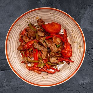 Свинско бон филе с чушки, домати, лук и гъби   350г