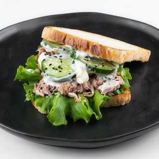 Tuna Bites: Paine Toast, ou fiert, castravete, ton conserva, masline negre, sare, maioneza, salata creata, piper negru.