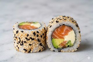 Uramaki De Salmón Con Queso Y Aguacate Con Sésamo (8 Pzas.)