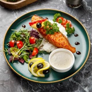 Семга на гриле с салатом и соусом бешамель (250 гр.)