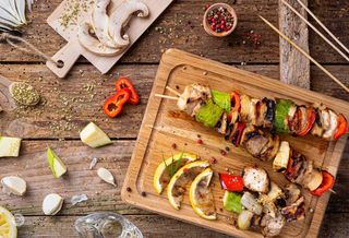 Пилешки шиш с гарнитура