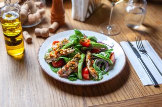 Salată cu avocado și pui în sos chimichuri