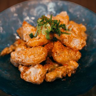 Gambas en tempura con espárragos envueltos en mahonesa japo