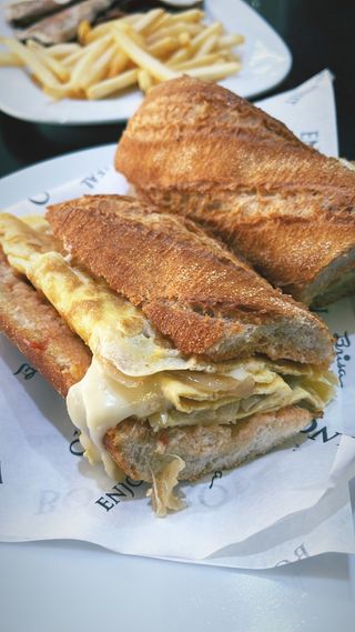 Tortilla francesa con queso y cebolla caramelizada