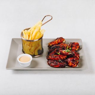 BBQ chicken wings sa pomfritom