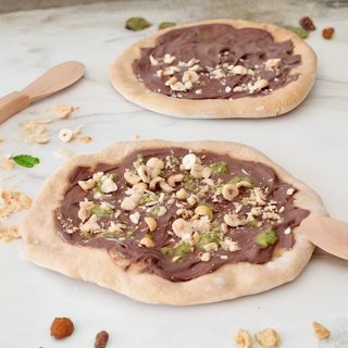 Pizza cu Nutella si alune de padure granulate