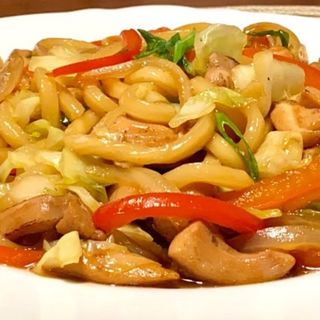tallarines udon con pollo