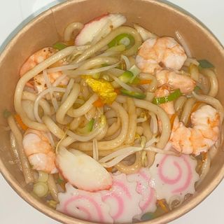 Udon saltato con gamberi
