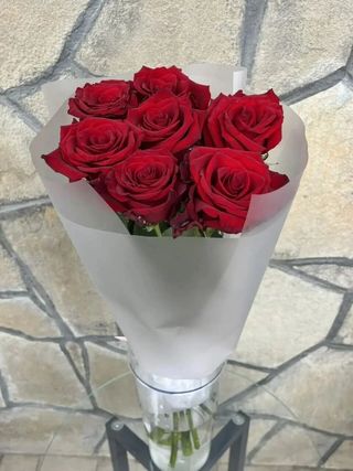 7 trandafiri roșii 80-90 cm
