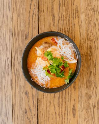 ტომ-იამი კრევეტებით და ატრიით / SHRIMP TOM YUM WITH NOODLES