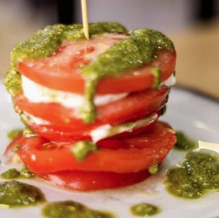 Ensalada Caprese Con Pesto Casero