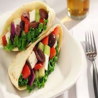 Pan pita con vegetal, ensalada y salsa