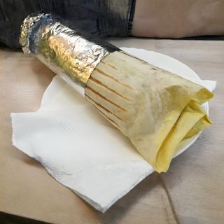 Menú durum kebab + papas + bebida (330 ml.)