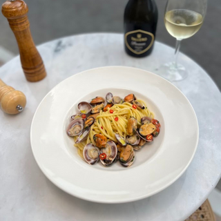 Espaguetis con almejas y mejillones con vino blanco y perejil 