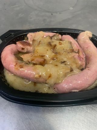 Salchichas de pollo encebolladas