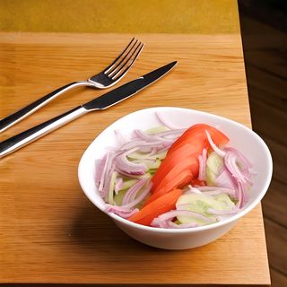 Salată de castraveţi cu roşii şi ceapă