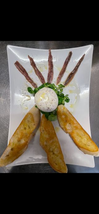 Acciughe del mediterraneo con crostini e burrata 