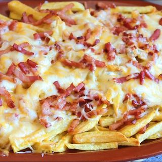 Patatas Fritas Con Queso Gratinado Y Jamón York (Grandes)