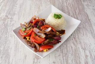 Lomo Saltado Con Papas Fritas Y Arroz