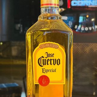 * TEQUILA GOLD JOSE CUERVO 35%