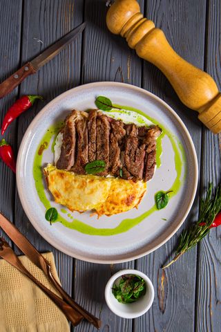 Телятина под соусом демиглас с картофельным гратеном (460г)