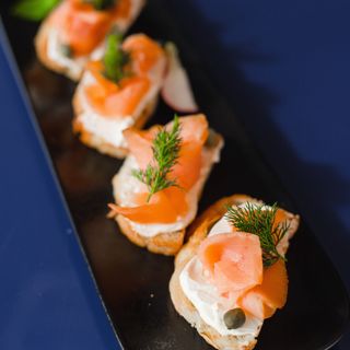 Брускети с прошуто и крем сирене (6бр)