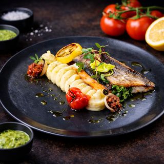 PASTRAV CU TAPENADA DE MASLINE SI PIURE DE CARTOFI CU TRUFE