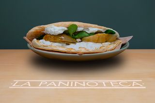 31 Crema di dentice, caprino, carciofini, insalata e pepe