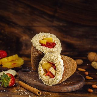 ვანილის კრემით, ხილით და თხილით