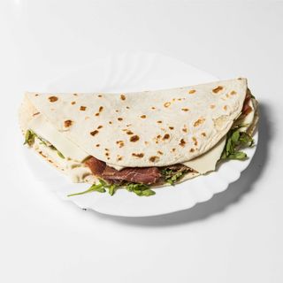 Piadina crudo, mozzarella e rucola